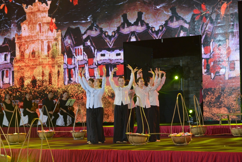 Một chương trình nghệ thuật biểu diễn tại Khu ditích Hoàng thànhThăng Long. Ảnh: Phạm Hùng