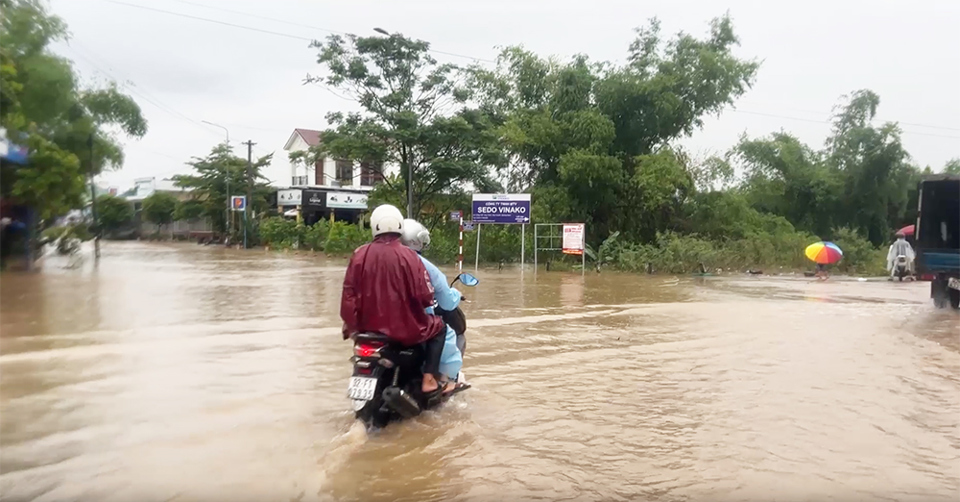 Quốc lộ 14H ngập nước khiến c&aacute;c phương tiện đi lại kh&oacute; khăn.