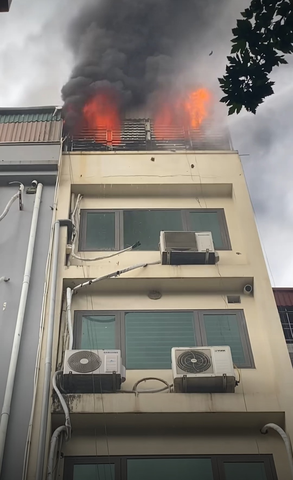 Hà Nội: Cháy tại tầng tum ngôi nhà ở phố Đông Các - Ảnh 1