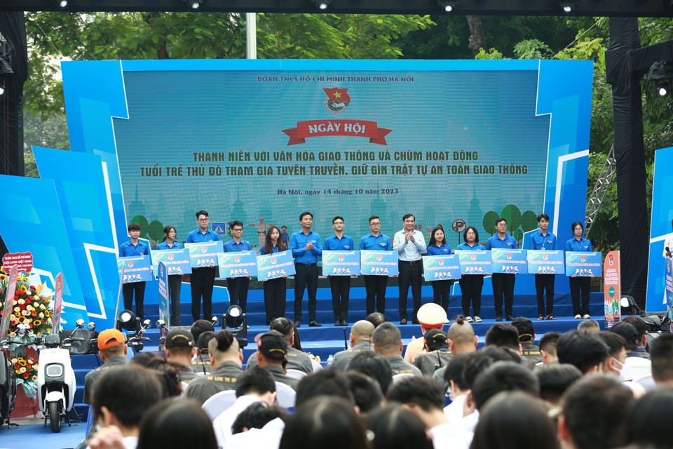 Đại diện Th&agrave;nh Đo&agrave;n H&agrave; Nội trao biển cổng trường an to&agrave;n giao th&ocirc;ng cho 30 quận, huyện, thị x&atilde;