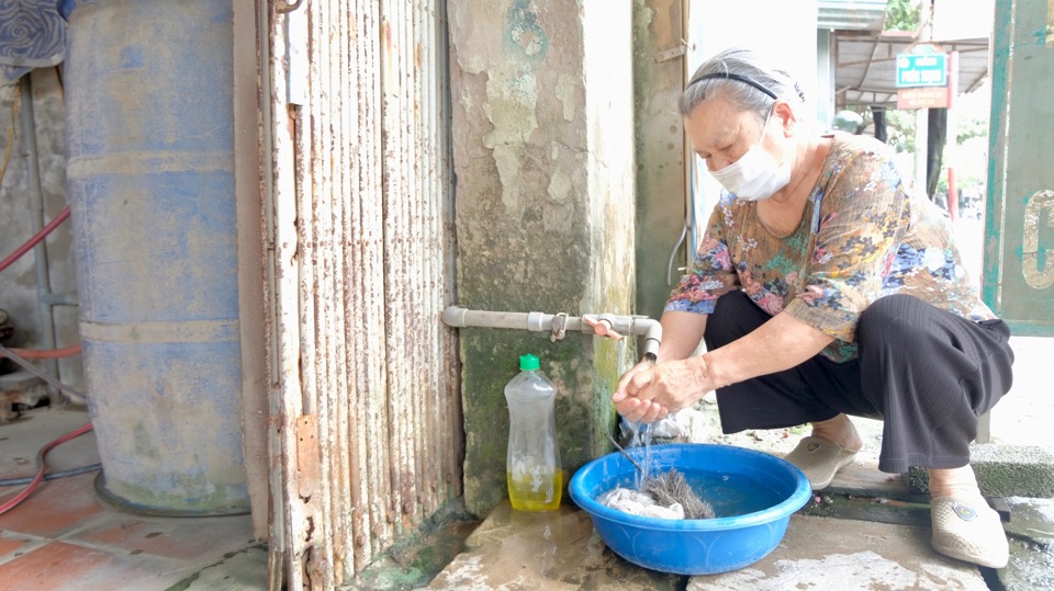 Người d&acirc;n thị trấn Ph&uacute; Minh (huyện Ph&uacute; Xuy&ecirc;n) vẫn đang sử dụng nguồn nước ngầm qua lọc.