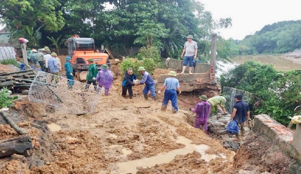 Gia cố bờ s&ocirc;ng ph&ograve;ng, chống lũ l&ecirc;n do mưa lớn k&eacute;o d&agrave;i tại tỉnh H&agrave; Tĩnh.