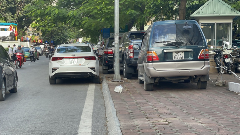 H&agrave;ng loạt h&agrave;nh vi vi phạm khiến khu vực phố Đ&agrave;o Duy Anh, X&atilde; Đ&agrave;n thường xuy&ecirc;n rơi v&agrave;o t&igrave;nh trạng mất trật tự đ&ocirc; thị.