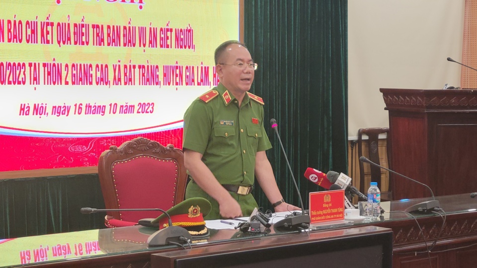 Thiếu tướng Nguyễn Thanh T&ugrave;ng, Ph&oacute; Gi&aacute;m đốc C&ocirc;ng an TP th&ocirc;ng tin về vụ &aacute;n. Ảnh: Đạt L&ecirc;