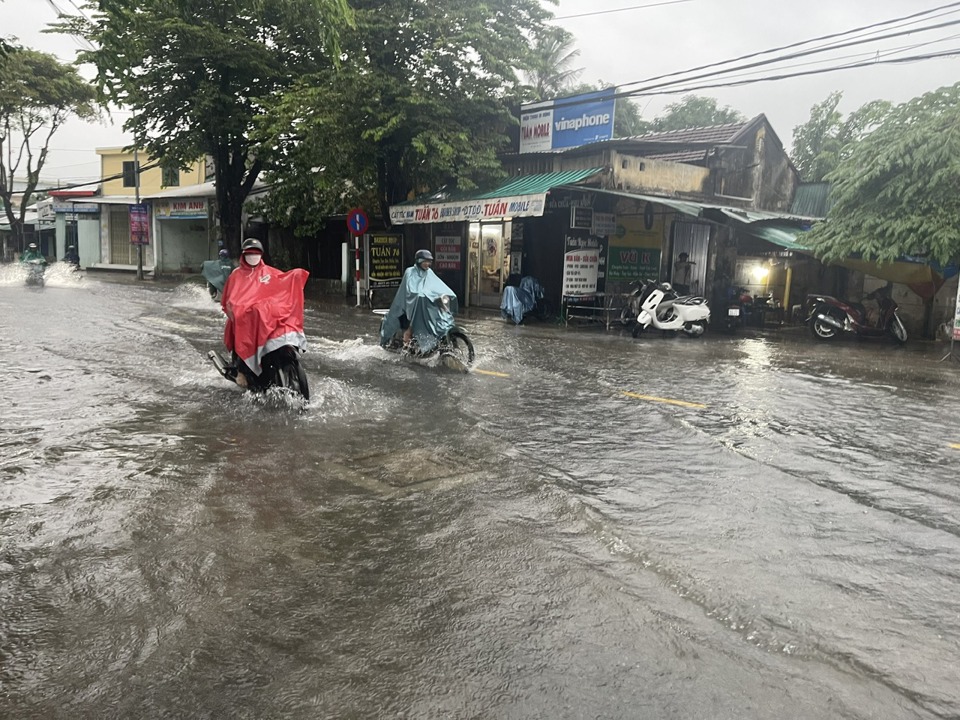 Khảo s&aacute;t của UBND TP Quảng Ng&atilde;i cho thấy, tr&ecirc;n địa b&agrave;n c&oacute; 19 địa điểm thường bị ngập khi mưa lớn thuộc 9 phường, ph&acirc;n bố tại 5 lưu vực. Nguy&ecirc;n nh&acirc;n l&agrave; do hệ thống tho&aacute;t nước được x&acirc;y dựng từ l&acirc;u, c&oacute; nhiều bất cập.