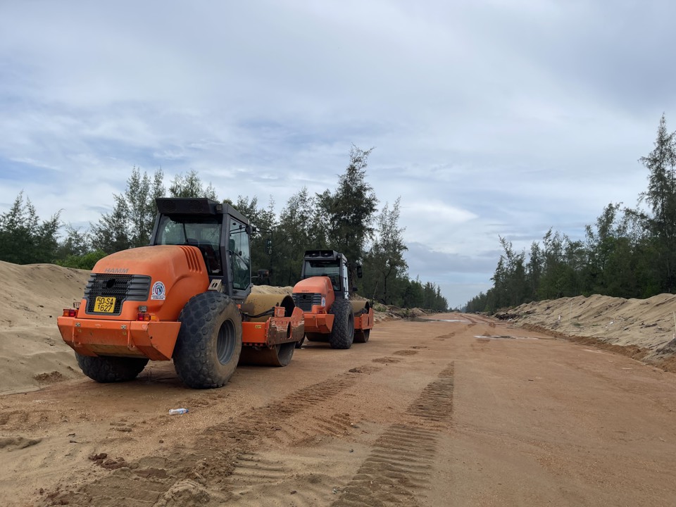 Đường ven biển Dung Quất - Sa Huỳnh giai đoạn IIb (đoạn qua x&atilde; Đức Minh, huyện Mộ Đức).