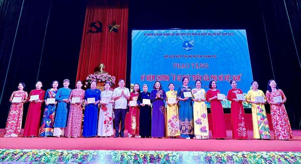 Trao tặng Kỷ niệm chương "V&igrave; sự ph&aacute;t triển của phụ nữ Việt Nam".