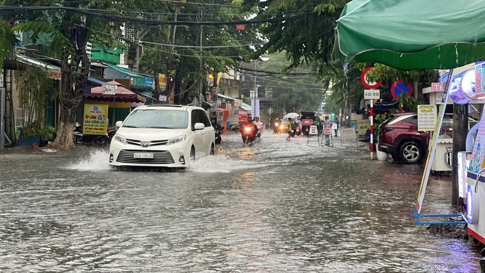 Khu vực giao giữa đường Trần Hưng Đạo v&agrave; đường Phan Bội Ch&acirc;u "ch&igrave;m" trong nước.