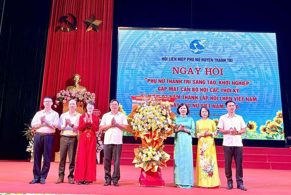 L&atilde;nh đạo huyện Thanh Tr&igrave; tặng hoa ch&uacute;c mừng Hội LHPN huyện.