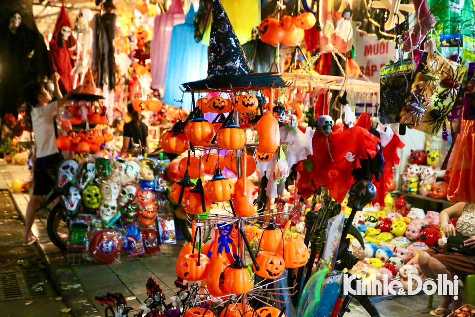 Phố Hàng Mã tràn ngập đồ chơi “ma mị” trước thềm Halloween - Ảnh 1