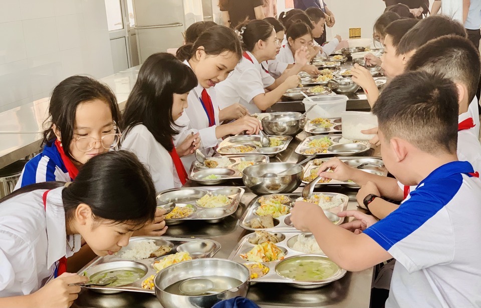 Bữa ăn bán trú trong các trường học cần đảm bảo đủ - sạch - ngon (Ảnh: Nam Du)
