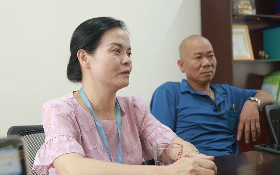 Hiệu trưởng Trường THCS Yên Nghĩa và Ban đại diện cha mẹ học sinh của trường trao đổi với phóng viên (Ảnh: Nam Du)