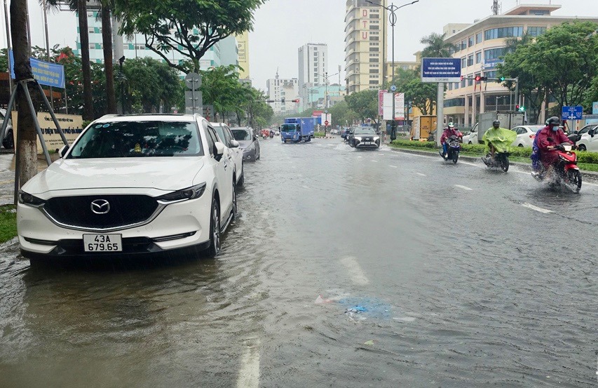 Nước mưa g&acirc;y ngập nhiều tuyến đường giao th&ocirc;ng tại TP Đ&agrave; Nẵng.
