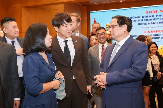 Thủ tướng Phạm Minh Ch&iacute;nh trao đổi với c&aacute;c nh&agrave; đầu tư nước ngo&agrave;i. Ảnh: VGP