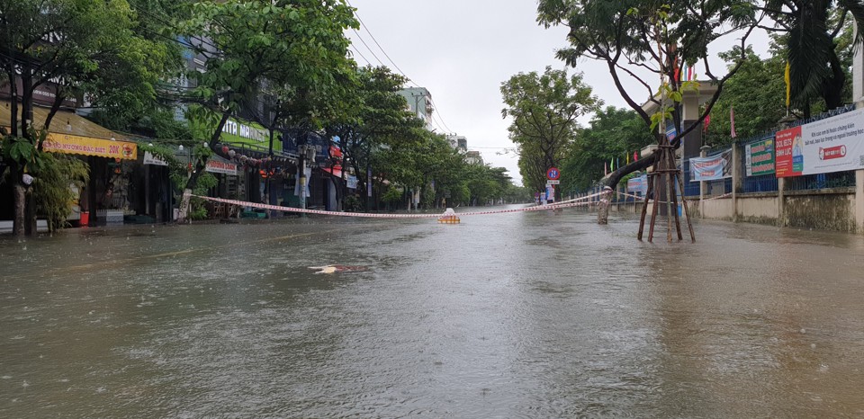 Đ&agrave; Nẵng ngập nặng nhiều khu vực sau mưa lớn. Ảnh: Quang Hải