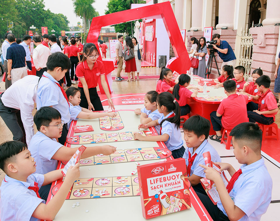 Học sinh tham gia hưởng ứng&nbsp;&ldquo;Ng&agrave;y Thế giới rửa tay với x&agrave; ph&ograve;ng&rdquo; với chủ đề &ldquo;Rửa tay với x&agrave; ph&ograve;ng v&igrave; một Việt Nam khỏe mạnh v&agrave; bền vững&rdquo;.&nbsp;