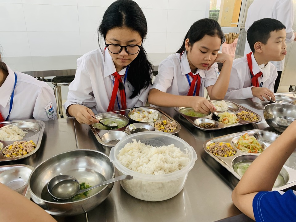 Trong bữa ăn bán trú của học sinh Trường THCS Yên Nghĩa, phần thức ăn cố định còn phần cơm canh sẽ được bày tại bán, học sinh ăn theo nhu cầu (Ảnh: Nam Du)