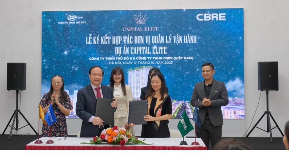 Đại diện C&ocirc;ng ty TNHH Thủ Đ&ocirc; II v&agrave; C&ocirc;ng ty CBRE Việt Nam tại buổi lễ k&yacute; kết hợp t&aacute;c