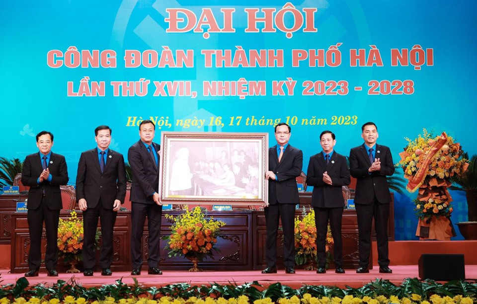 Chủ tịch Tổng LĐLĐ Việt Nam Nguyễn Đ&igrave;nh Khang trao bức ảnh Chủ tịch Hồ Ch&iacute; Minh tặng C&ocirc;ng đo&agrave;n TP H&agrave; Nội.