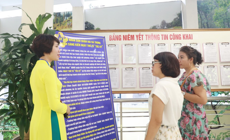 Cán bộ UBND quận Hai Bà Trưng tuyên truyền với người dân về mô hình sáng kiến cải cách hành chính. Ảnh: Linh Nguyễn