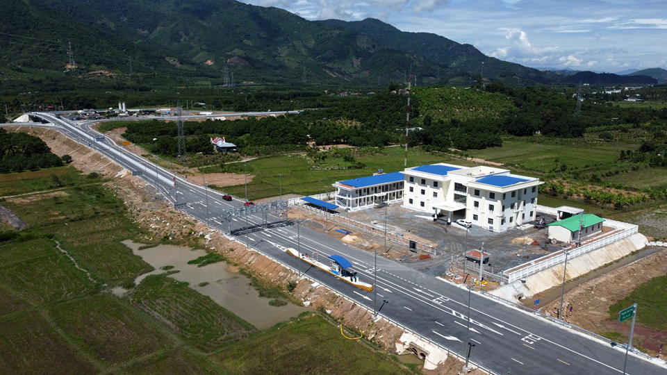 Nha Trang - Cam L&acirc;m l&agrave; cao tốc đầu ti&ecirc;n thực hiện thu ph&iacute; kh&ocirc;ng dừng. Ảnh: Trung Nh&acirc;n.