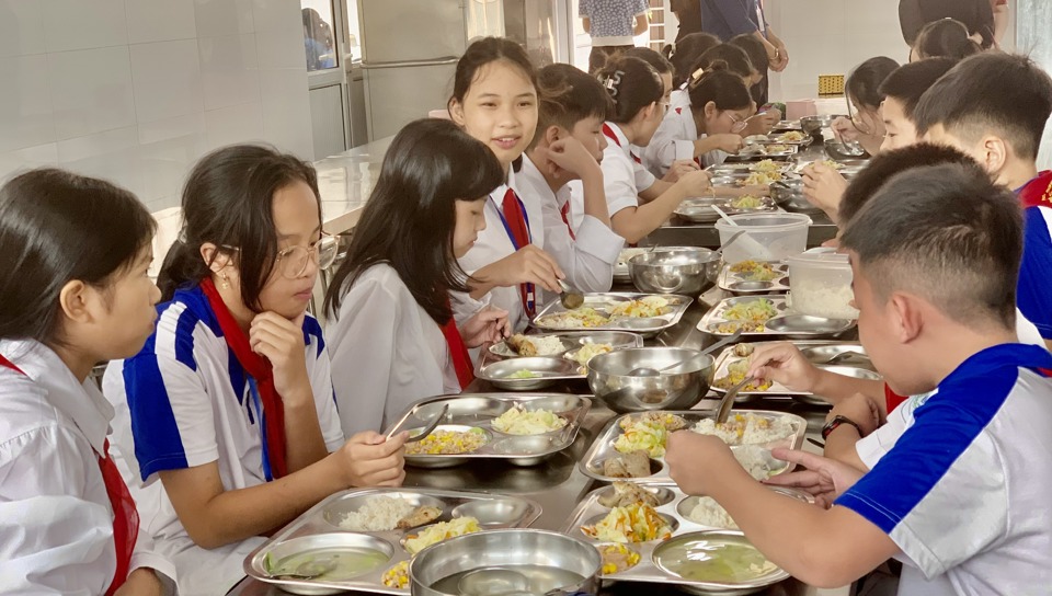 Phụ huynh Trường THCS Yên Nghĩa mong con được ăn những suất ăn đảm bảo dinh dưỡng, định lượng, tương xứng với số tiền bỏ ra