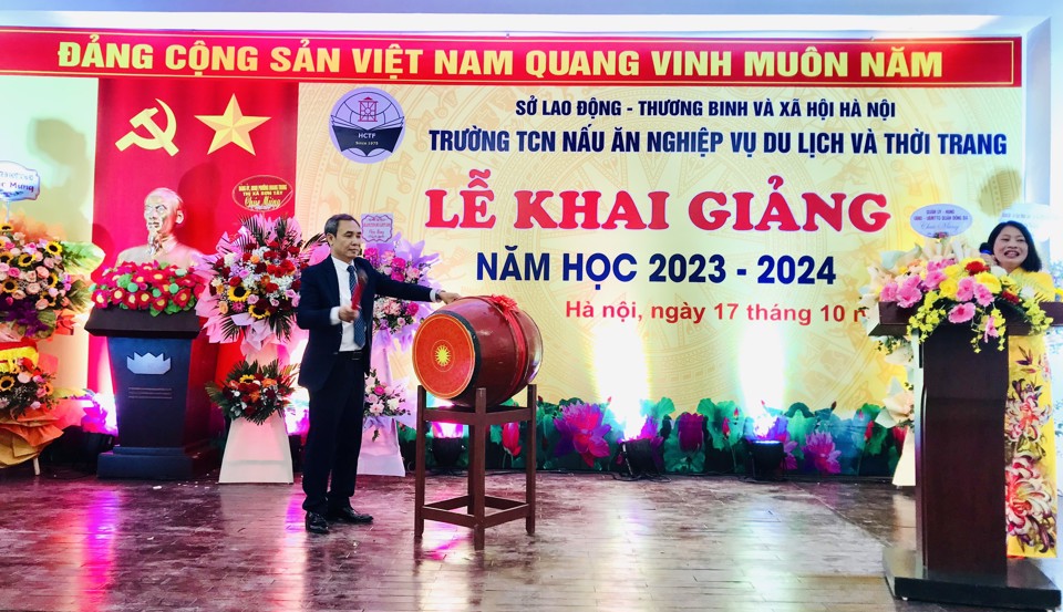 Hiệu trưởng Nguyễn Xu&acirc;n H&ugrave;ng đ&aacute;nh trống khai giảng năm học 2023 - 2024. Ảnh: Trần Oanh.