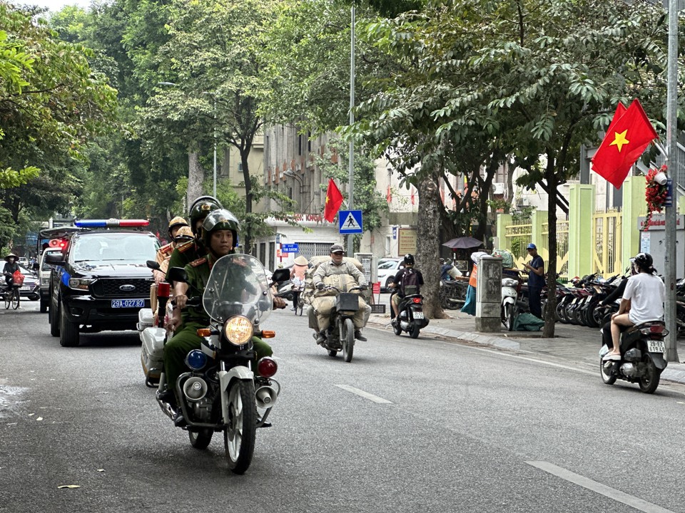 Lực lượng chức năng C&ocirc;ng an quận Hai Ba Trưng thường xuy&ecirc;n tuần tra, kiểm so&aacute;t tr&ecirc;n c&aacute;c tuyến phố thuộc điểm n&oacute;ng xảy ra vi phạm trật tự đ&ocirc; thị.