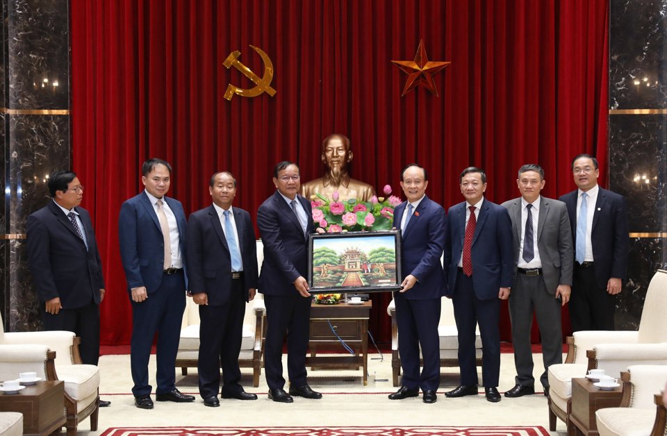 Chủ tịch HĐND TP H&agrave; Nội trao qu&agrave; kỷ niệm tới Đo&agrave;n c&ocirc;ng t&aacute;c của Campuchia