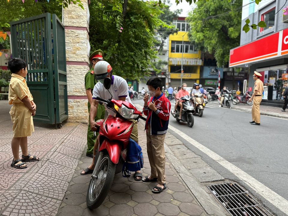 M&ocirc; h&igrave;nh "Cổng trường an to&agrave;n giao th&ocirc;ng&rdquo; l&agrave; một trong những m&ocirc; h&igrave;nh trọng điểm thuộc chương tr&igrave;nh phối hợp số giữa Bộ C&ocirc;ng an với Bộ Gi&aacute;o dục v&agrave; Đ&agrave;o tạo nhằm tăng cường c&ocirc;ng t&aacute;c tuy&ecirc;n truyền, phổ biến gi&aacute;o dục ph&aacute;p luật về trật tự, an to&agrave;n giao th&ocirc;ng trong c&aacute;c cơ sở gi&aacute;o dục.