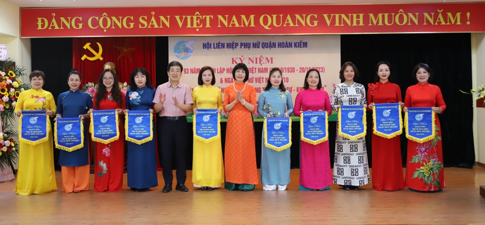 Ph&oacute; Chủ tịch UBND quận Ho&agrave;n Kiếm Nguyễn Quốc Ho&agrave;n -&nbsp;Trưởng ban V&igrave; sự tiến bộ của Phụ nữ v&agrave;&nbsp;Chủ tịch Hội Li&ecirc;n hiệp Phụ nữ quận Ho&agrave;n Kiếm Trịnh Thị Huệ&nbsp;tặng cờ lưu niệm cho c&aacute;c đơn vị tham gia&nbsp;Ng&agrave;y hội phụ nữ Ho&agrave;n Kiếm "s&aacute;ng tạo - khởi sự - khởi nghiệp"