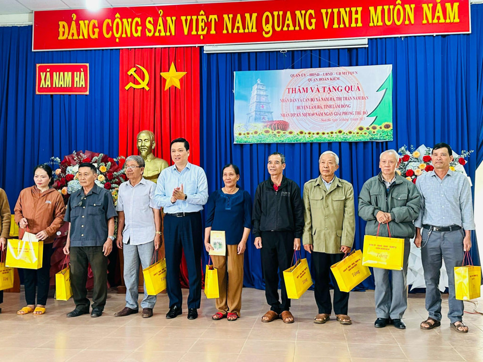 Ph&oacute; B&iacute; thư Thường trực Quận uỷ Ho&agrave;n Kiếm&nbsp;Nguyễn Quốc Kh&aacute;nh trao tặng qu&agrave; cho gia đ&igrave;nh c&oacute; ho&agrave;n cảnh kh&oacute; khăn tr&ecirc;n địa b&agrave;n x&atilde; Nam H&agrave;