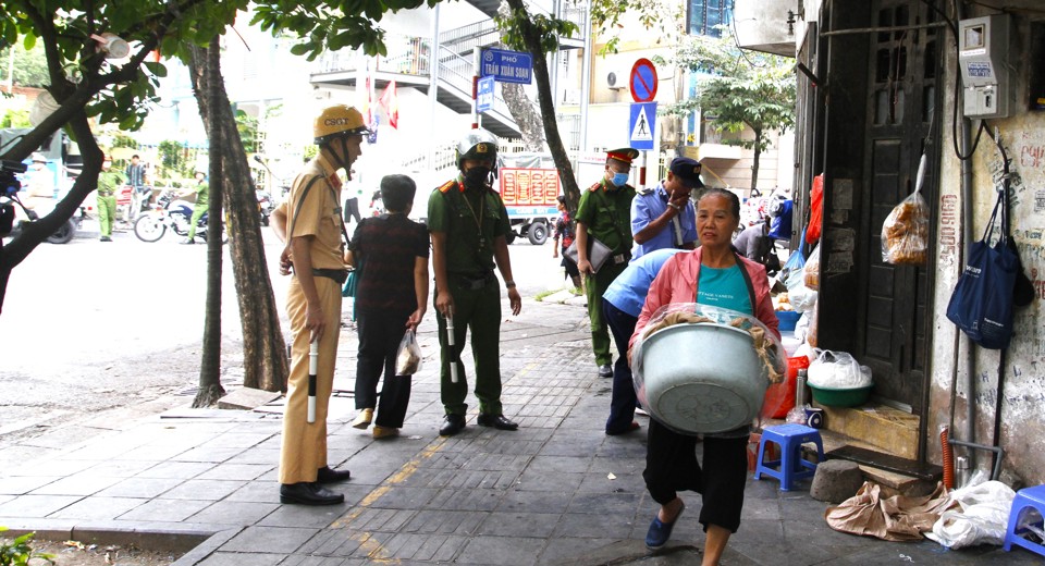 Với sự v&agrave;o cuộc quyết liệt của cả hệ thống trị, đo&agrave;n c&ocirc;ng t&aacute;c của Ban Chỉ đạo 197 phường Phạm Đ&igrave;nh Hổ đ&atilde; tiến h&agrave;nh kiểm tra, lập bi&ecirc;n bản xử phạt vi phạm h&agrave;nh ch&iacute;nh, tạm giữ h&agrave;ng chục vật dụng lấn chiếm l&ograve;ng đường vỉa h&egrave; l&agrave;m nơi kinh doanh sai quy định&hellip; g&acirc;y cản trở mất an to&agrave;n giao th&ocirc;ng, mỹ quan đ&ocirc; thị.