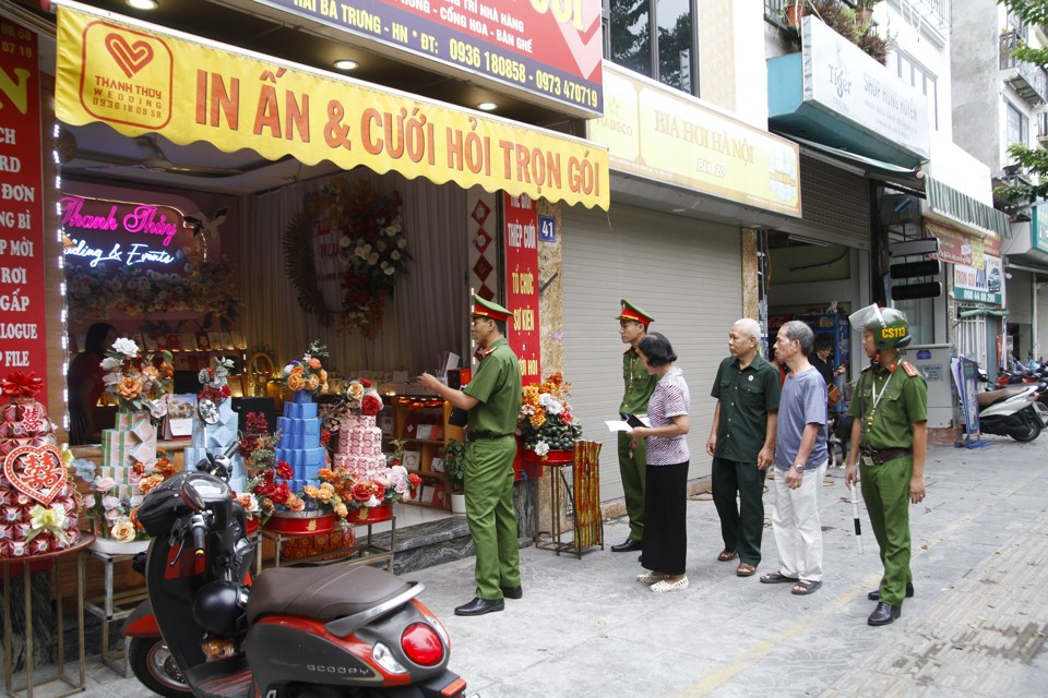 Thiếu t&aacute; Nguyễn Anh Tuấn - Ph&oacute; trưởng C&ocirc;ng an phường Minh Khai cho biết: Về vấn đề trật tự đ&ocirc; thị, việc tự gi&aacute;c chấp h&agrave;nh của người d&acirc;n vẫn l&agrave; yếu tố ki&ecirc;n quyết. D&ugrave; c&aacute;c lực lượng chức năng ra qu&acirc;n quyết liệt, s&aacute;t sao đến đ&acirc;u, nhưng nếu người d&acirc;n thiếu &yacute; thức th&igrave; việc vẫn chưa th&agrave;nh c&ocirc;ng.