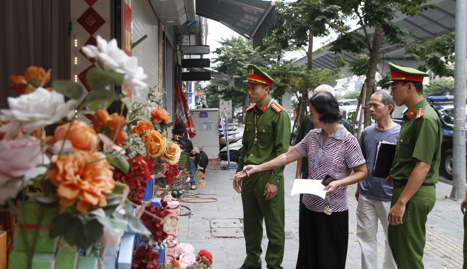 C&ocirc;ng an phường đ&atilde; tham mưu với Đảng ủy, UBND phường x&acirc;y dựng, triển khai c&aacute;c tổ tuy&ecirc;n truyền của địa b&agrave;n d&acirc;n cư, như đối với phường Minh Khai, x&acirc;y dựng 14 tổ tuy&ecirc;n truyền tại 14 tổ c&ocirc;ng t&aacute;c địa b&agrave;n. H&agrave;ng tuần, c&aacute;c tổ duy tr&igrave; tuần tra v&agrave; tuy&ecirc;n truyền, hướng dẫn người d&acirc;n sắp xếp xe, phương tiện ph&ugrave; hợp tr&ecirc;n vỉa h&egrave;.