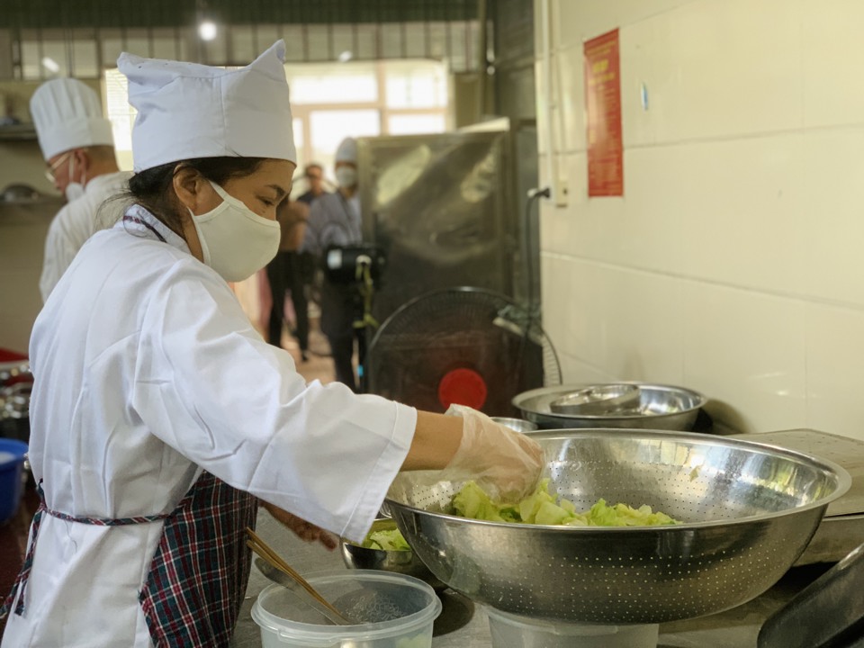 Quá trình giám sát bếp ăn bán trú trong trường học cần sự tham gia của phụ huynh học sinh (Ảnh: Nam Du)