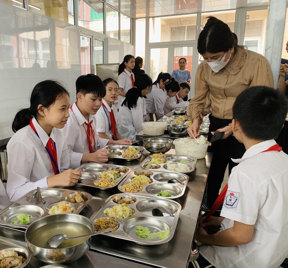 Phó Chủ tịch UBND quận Hà Đông Phạm Thị Hòa kiểm tra, chia sẻ với bữa ăn bán trú của học sinh Trường THCS Yên Nghĩa