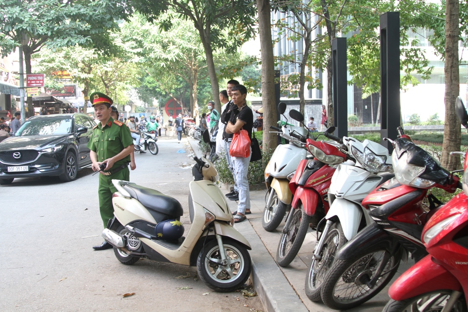 Lực lượng chức năng kiểm tra, xử l&yacute; c&aacute;c trường hợp dừng đỗ phương tiện sai quy định g&acirc;y cản trở giao th&ocirc;ng.