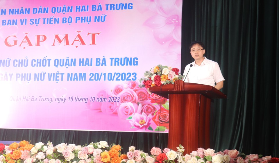 Chủ tịch UBND quận Hai B&agrave; Trưng Nguyễn Quang Trung gửi những lời ch&uacute;c mừng tốt đẹp nhất&nbsp;đến to&agrave;n thể chị em nữ c&aacute;n bộ chủ chốt quận&nbsp;