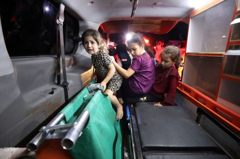 Trẻ em ngồi sau xe cứu thương tại Bệnh viện Shifa sau khi cuộc kh&ocirc;ng k&iacute;ch của Israel tấn c&ocirc;ng Bệnh viện Al-Ahli gần đ&oacute;, theo Cơ quan Y tế Gaza tại Th&agrave;nh phố Gaza, Dải Gaza, ng&agrave;y 17/10. Ảnh: Reuters
