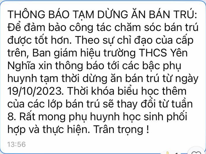 Thông báo tạm dừng tổ chức bữa ăn bán trú của Trường THCS Yên Nghĩa (Ảnh: Nam Du)