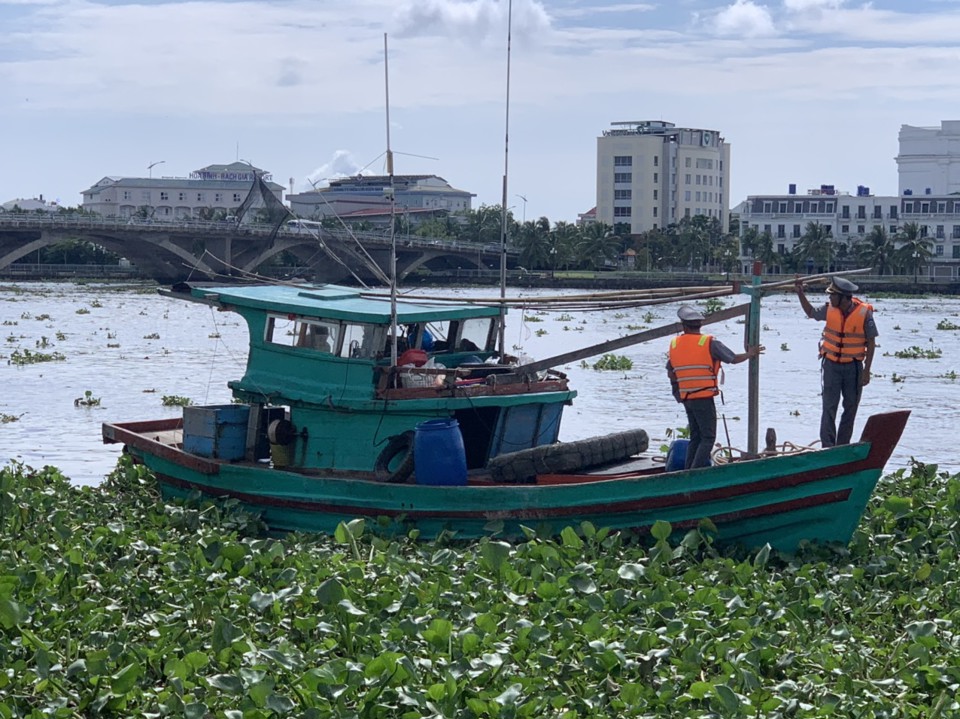 Di l&yacute; t&agrave;u c&aacute; kh&ocirc;ng số về Rạch Gi&aacute; để xử l&yacute; theo quy định của ph&aacute;p luật. Ảnh Chi cục Kiểm ngư cung cấp