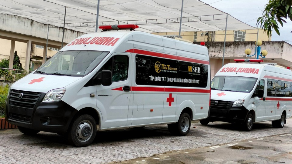 Hai xe cứu thương của T&amp;T Group t&agrave;i trợ được chuyển giao cho Bệnh viện Đa khoa th&agrave;nh phố H&agrave; Tĩnh.