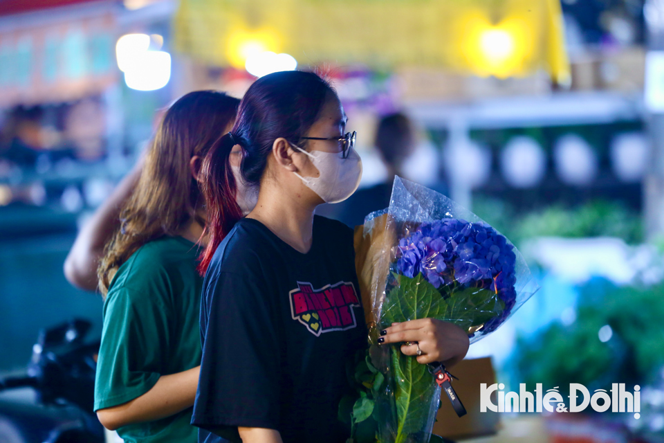 Nhộn nhịp chợ hoa đêm lớn nhất Thủ đô trước ngày 20/10 - Ảnh 7