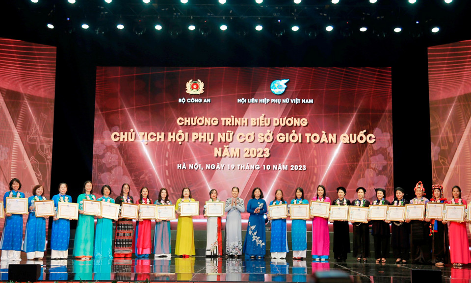 Ph&oacute; B&iacute; thư Thường trực Th&agrave;nh ủy H&agrave; Nội Nguyễn Thị Tuyến v&agrave; Chủ tịch Hội Bảo vệ quyền trẻ em Việt Nam Nguyễn Thị Thanh H&ograve;a khen thưởng c&aacute;c c&aacute;n bộ Hội Phụ nữ cơ sở giỏi.