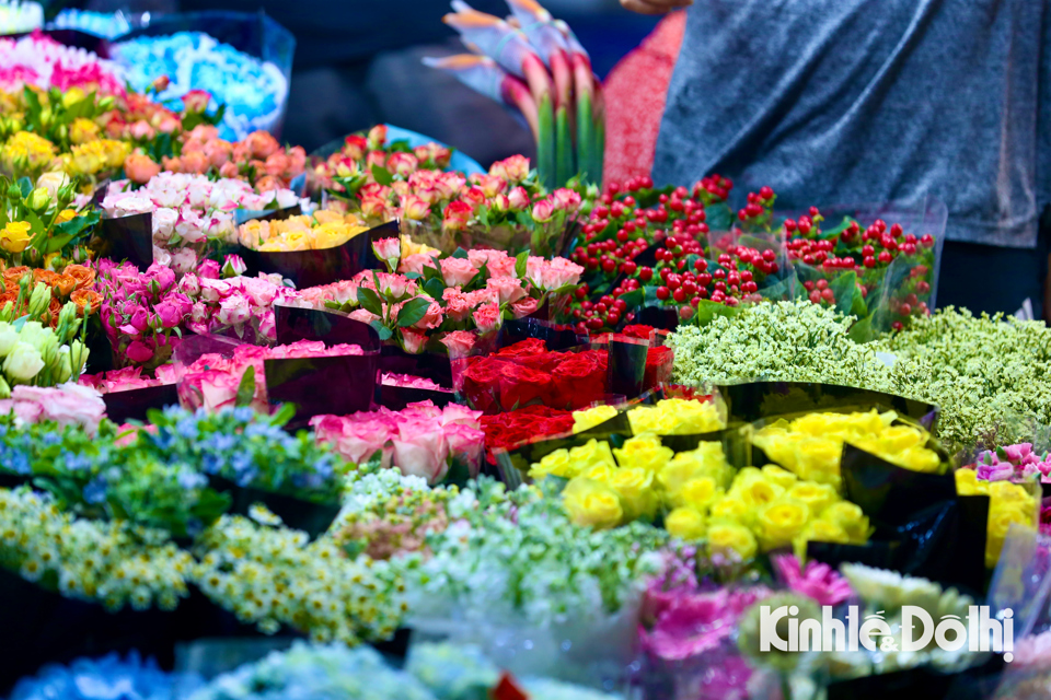Nhộn nhịp chợ hoa đêm lớn nhất Thủ đô trước ngày 20/10 - Ảnh 2