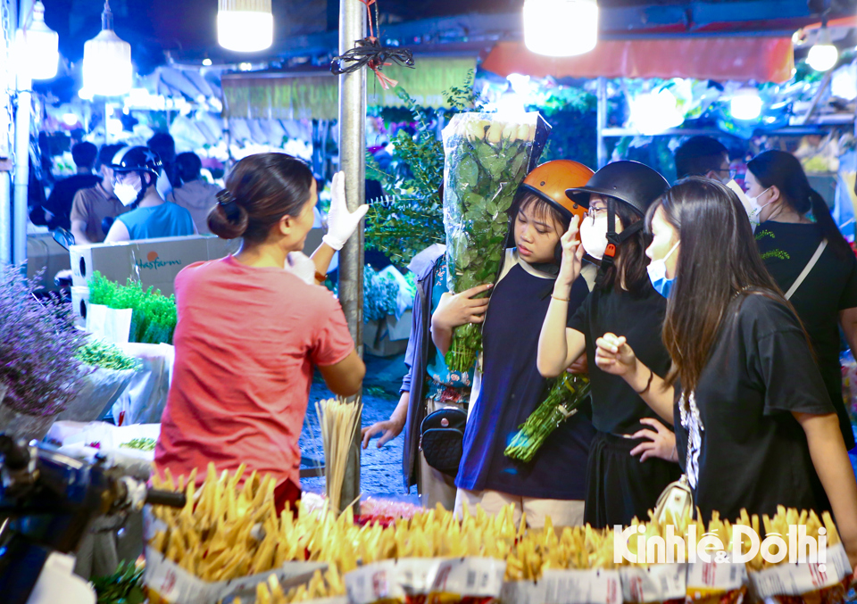 Nhộn nhịp chợ hoa đêm lớn nhất Thủ đô trước ngày 20/10 - Ảnh 5