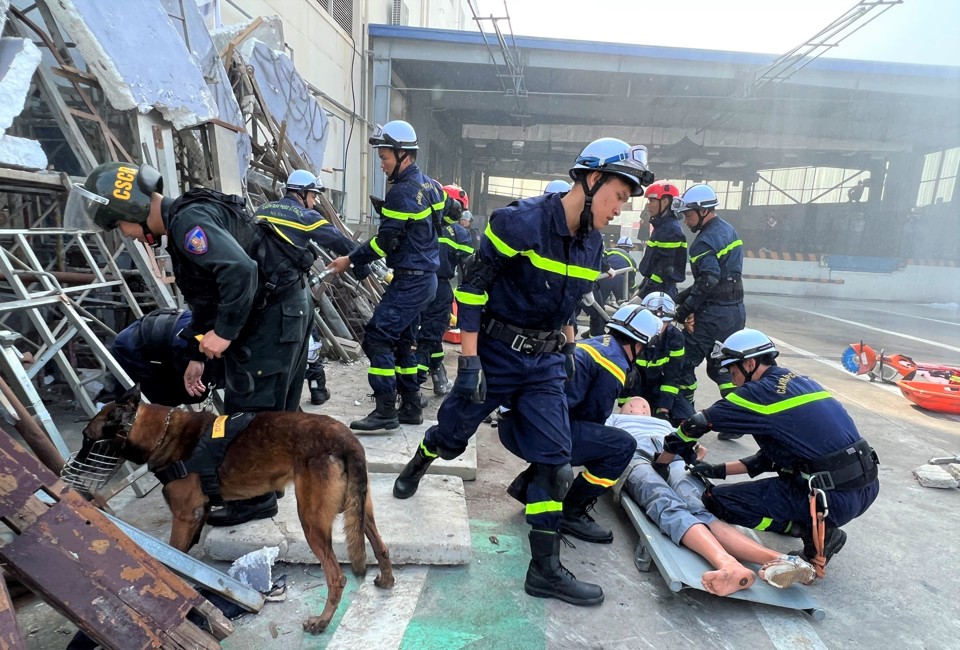 Ch&oacute; nghiệp vụ của CSCĐ, (C&ocirc;ng an th&agrave;nh phố H&agrave; Nội) cứu hộ nhiều nạn nh&acirc;n trong đống đổ n&aacute;t.