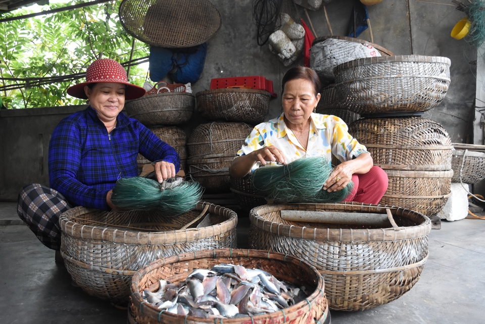 B&agrave;&nbsp;Huỳnh Thị Hạnh (b&ecirc;n tr&aacute;i) v&agrave; b&agrave; Nguyễn Thị Đựng.