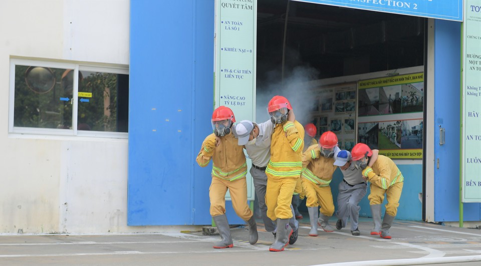 Đ&aacute;m ch&aacute;y tỏa ra nhiệt lượng lớn v&agrave; nhiều kh&oacute;i, kh&iacute; độc, bao tr&ugrave;m to&agrave;n bộ nh&agrave; m&aacute;y. Tại thời điểm xảy ra ch&aacute;y, nổ b&ecirc;n trong khu vực sản xuất, kiểm tra sản phẩm c&oacute; khoảng 600 người đang l&agrave;m việc. X&aacute;c định, ở khu vực ph&ograve;ng điều khiển l&ograve; nung c&oacute; 6 c&ocirc;ng nh&acirc;n bị thương v&agrave; mắc kẹt kh&ocirc;ng thể tho&aacute;t nạn ra ngo&agrave;i.